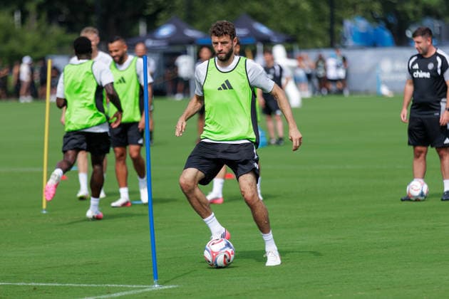 CHARLOTTE, NORTH CAROLINA - JULY 27, 2026: Thomas Müller of the MLS, Fussball Herren, USA All-Stars dribbles the ball during the 2026 MLS All-Star training at the Atrium Health Performance Park in Charlotte, North Carolina. (Photo by Dennis Rojas Di Sports Photo Agency) Charlotte Atrium Health Performance Park North Carolina Copyright: xDennisxRojasx