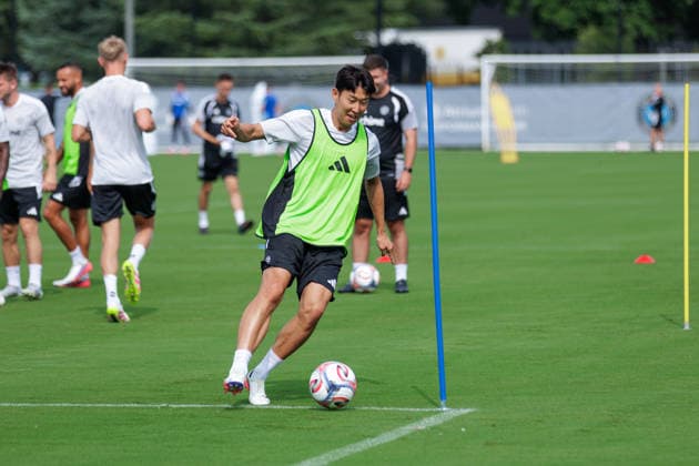 CHARLOTTE, NORTH CAROLINA - JULY 27, 2026: Heung-min Son of the MLS, Fussball Herren, USA All-Stars dribbles the ball during the 2026 MLS All-Star training at the Atrium Health Performance Park in Charlotte, North Carolina. (Photo by Dennis Rojas Di Sports Photo Agency) Charlotte Atrium Health Performance Park North Carolina Copyright: xDennisxRojasx