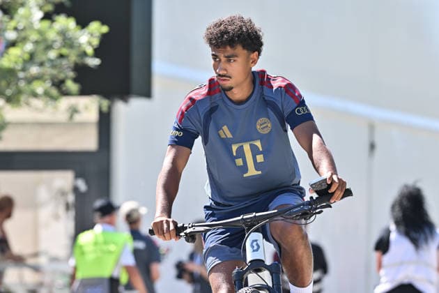 Training FC Bayern Muenchen, 28.07.2026 ROTTACH-EGERN, GERMANY - 28. JULY: im Bild Nathaniel BROWN kommt mit dem Fahrrad zum Training *** FC Bayern Munich Training, July 28, 2026, Rottach-Egern, Germany. Pictured: Nathaniel Brown arrives at training on his bike. Copyright: xBEAUTIFULxSPORTS Goldbergx