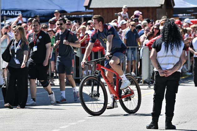 Training FC Bayern Muenchen, 28.07.2026 ROTTACH-EGERN, GERMANY - 28. JULY: im Bild Jonas Kurt URBIG (FC Bayern Munich 40) kommt mit dem Fahrrad zum Training *** FC Bayern Munich Training, July 28, 2026, Rottach-Egern, Germany. In the photo: Jonas Kurt Urbig, FC Bayern Munich, age 40, arrives at training by bike. Copyright: xBEAUTIFULxSPORTS Goldbergx