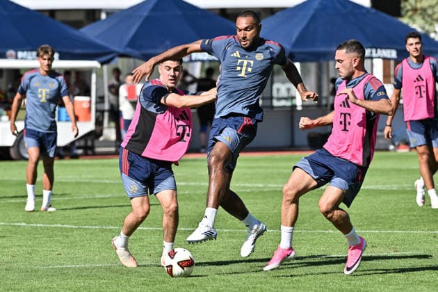 Training FC Bayern Muenchen, 28.07.2026 ROTTACH-EGERN, GERMANY - 28. JULY: im Duell Felipe CHAVEZ und Jonathan TAH mit Arijon IBRAHIMOVIC während einer Trainingseinheit am Tegernsee *** FC Bayern Munich Training, July 28, 2026, Rottach-Egern, Germany—Felipe Chávez and Jonathan Tah go head-to-head with Arijon Ibrahimovic during a training session at Lake Tegernsee Copyright: xBEAUTIFULxSPORTS Goldbergx