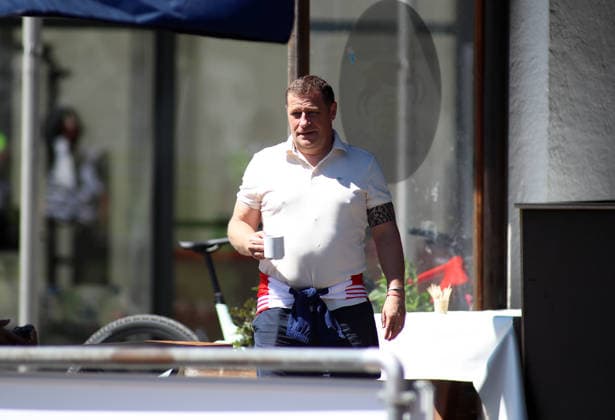 Fussball, Herren, Bundesliga, Saison 2026 2027, FC Bayern München, Training, Trainingslager, Rottach-Egern Max Eberl, Sportvorstand (FC Bayern München) stehend mit einer Kaffeetasse in der Hand *** Soccer, Men s, Bundesliga, 2026–2027 Season, FC Bayern Munich, Training, Training Camp, Rottach Egern Max Eberl, FC Bayern Munich s sporting director, standing with a coffee cup in his hand