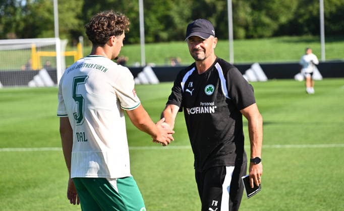 28.07.2026 - Fussball - Saison 2026 2027 - Testspiel Freundschaftsspiel Vorbereitungsspiel - Paris FC - SpVgg Greuther Fürth ( Kleeblatt ) - - Sportfoto Zink - xwoxzix - regulations prohibit any use of photographs as image sequences and or quasi-video - only for editorial use - Maxim Dal (5, SpVgg Greuther Fürth ) Frank Kackert (Torwarttrainer SpVgg Greuther Fürth ) nach Spielende *** July 28, 2026 Soccer Season 2026–2027 Exhibition Match Friendly Match Preseason Match Paris FC vs. SpVgg Greuther Fürth Kleeblatt Sports Photo by Zink xwoxzix; regulations prohibit any use of photographs as image sequences and or quasi-video; for editorial use only. Maxim Dal 5, SpVgg Greuther Fürth Frank Kackert, goalkeeper coach for SpVgg Greuther Fürth, after the game
