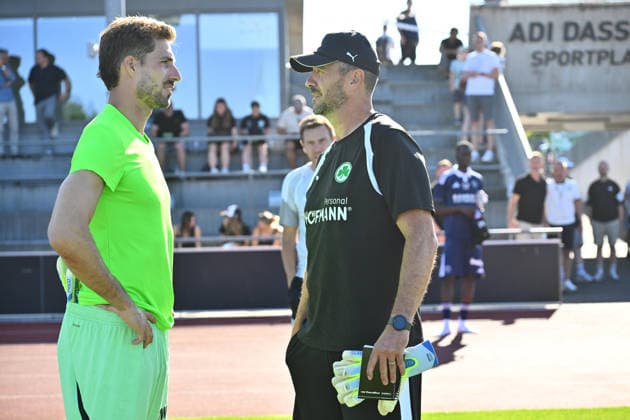 28.07.2026 - Fussball - Saison 2026 2027 - Testspiel Freundschaftsspiel Vorbereitungsspiel - Paris FC - SpVgg Greuther Fürth ( Kleeblatt ) - - Sportfoto Zink - xwoxzix - regulations prohibit any use of photographs as image sequences and or quasi-video - only for editorial use - Kevin Trapp (1, Paris FC) Frank Kackert (Torwarttrainer SpVgg Greuther Fürth ) nach Spielende *** July 28, 2026 Soccer Season 2026–2027 Exhibition Match Friendly Match Preseason Match Paris FC SpVgg Greuther Fürth Kleeblatt Sports Photo by Zink xwoxzix; regulations prohibit any use of photographs as image sequences and or quasi-video; for editorial use only. Kevin Trapp 1, Paris FC; Frank Kackert, goalkeeper coach for SpVgg Greuther Fürth, after the game