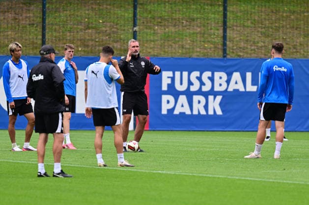 28.07.2026, Fußball, Herren, 2.BL, Saison 2026 2027, Training Holstein Kiel Trainer Tim Walter bei einer Ansprache Kiel, Projensdorf Projensdorf, Trainigsplatz Schleswig-Holstein Deutschland *** July 28, 2026, Soccer, Men s, 2nd Division, 2026–2027 Season, Holstein Kiel Coach Tim Walter giving a speech during practice in Kiel, Projensdorf, Schleswig-Holstein, Germany