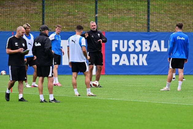 28.07.2026, Fußball, Herren, 2.BL, Saison 2026 2027, Training Holstein Kiel Trainer Tim Walter bei einer Ansprache Kiel, Projensdorf Projensdorf, Trainigsplatz Schleswig-Holstein Deutschland *** July 28, 2026, Soccer, Men s, 2nd Division, 2026–2027 Season, Holstein Kiel Coach Tim Walter giving a speech during practice in Kiel, Projensdorf, Schleswig-Holstein, Germany