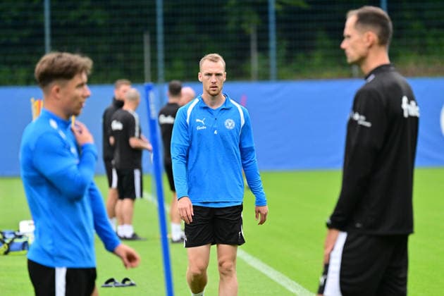 28.07.2026, Fußball, Herren, 2.BL, Saison 2026 2027, Training Holstein Kiel Sebastian Schonlau kommt auf Moritz Reimers (li.) und Athletiktrainer Timm Sörensen zu Kiel, Projensdorf Projensdorf, Trainigsplatz Schleswig-Holstein Deutschland *** July 28, 2026, Soccer, Men s, 2nd Division, 2026–2027 season, Holstein Kiel training: Sebastian Schonlau joins Moritz Reimer (left) and athletic trainer Timm Sörensen in Kiel, Projensdorf, Projensdorf, training ground, Schleswig-Holstein, Germany