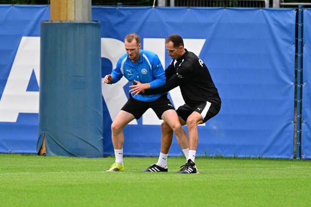 28.07.2026, Fußball, Herren, 2.BL, Saison 2026 2027, Training Holstein Kiel Sebastian Schonlau mit Athletiktrainer Timm Sörensen Kiel, Projensdorf Projensdorf, Trainigsplatz Schleswig-Holstein Deutschland *** July 28, 2026, Soccer, Men s, 2nd Division, 2026–2027 Season, Holstein Kiel Training: Sebastian Schonlau with Strength and Conditioning Coach Timm Sörensen, Kiel, Projensdorf, Projensdorf, Training Ground, Schleswig-Holstein, Germany