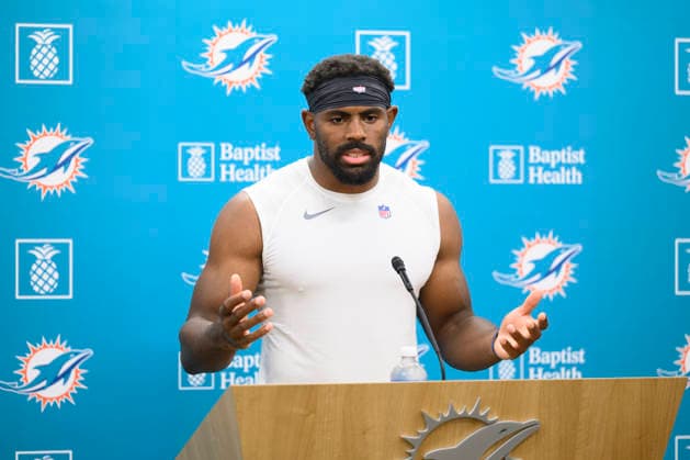 MIAMI GARDENS, FL - JULY 28: Miami Dolphins linebacker Jordyn Brooks gestures as he speaks to the media during the Miami Dolphins Training Camp on August 28, 2026, at the Baptist Health Training Complex in Miami Gardens, FL. (Photo by Doug Murray Icon Sportswire) NFL, American Football Herren, USA JUL 28 Dolphins Training Camp EDITORIAL USE ONLY Icon79626072811