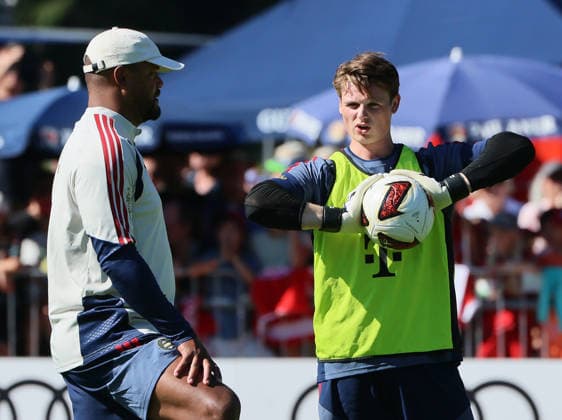 28.07.2026, FC Bayern Muenchen, Trainingslager am Tegernsee , Fussball, im Bild: Vincent Kompany (FC Bayern Muenchen) und Jonas Urbig (FC Bayern Muenchen) *** July 28, 2026, FC Bayern Munich, training camp at Lake Tegernsee, soccer, sports, pictured: Vincent Kompany of FC Bayern Munich and Jonas Urbig of FC Bayern Munich
