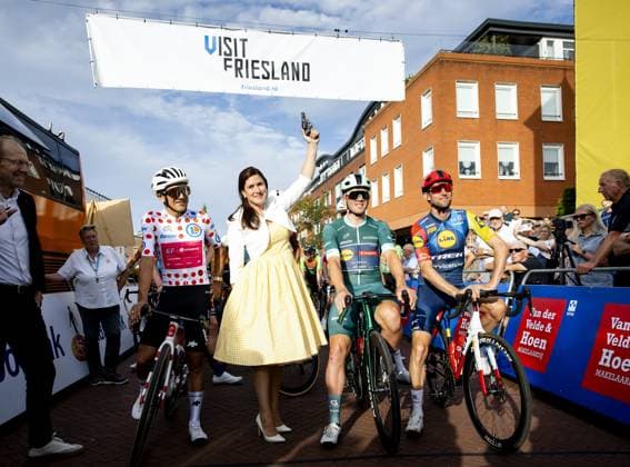 SURHUISTERVEEN - Richard Carapaz, Provincial Councillor Eke Folkerts, Mads Pedersen and Bauke Mollema at the start of the 44th Profronde van Surhuisterveen. SEM VAN DER WAL ANP xVIxANPxSportx xxANPxIVx 564471353 originalFilename: 564471353.jpg