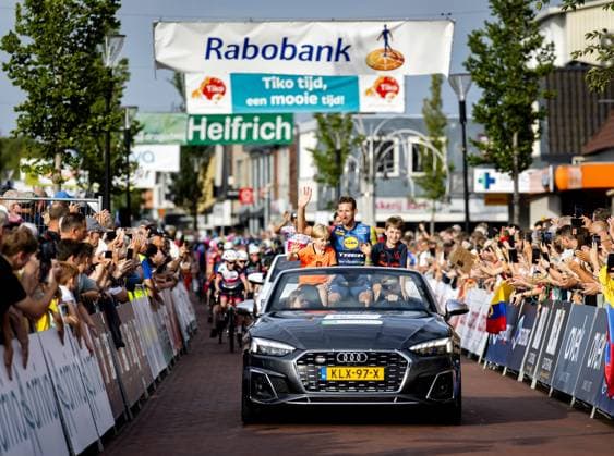 SURHUISTERVEEN - Bauke Mollema with his children during a lap of honor before the 44th Profronde van Surhuisterveen. SEM VAN DER WAL ANP xVIxANPxSportx xxANPxIVx 564472404 originalFilename: 564472404.jpg