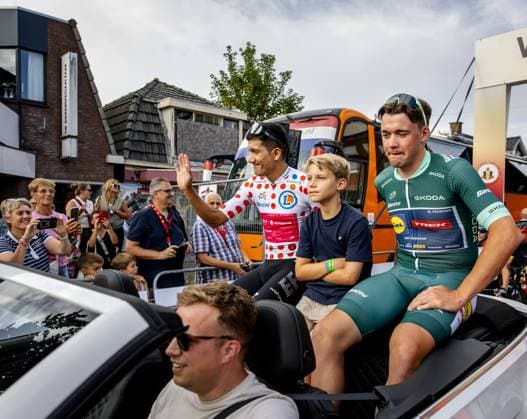 SURHUISTERVEEN - Richard Carapaz and Mads Pedersen during a lap of honor before the 44th Profronde van Surhuisterveen. SEM VAN DER WAL ANP xVIxANPxSportx xxANPxIVx 564472932 originalFilename: 564472932.jpg