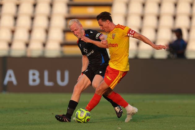 Como, Italy, 28th July 2026. Florian Thauvin of Racing Club de Lens takes on Will Hughes of Crystal Palace FC during the Crystal Palace vs Racing Club de Lens Pre Season Friendly match at Stadio Giuseppe Sinigaglia, Como. Picture credit should read: Jonathan Moscrop Sportimage EDITORIAL USE ONLY. No use with unauthorised audio, video, data, fixture lists, club league logos or live services. Online in-match use limited to 120 images, no video emulation. No use in betting, games or single club league player publications. SPI_022_JM_PALACE_LENS SPI-4866-0021