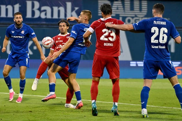 ZAGREB; CROATIA - JULY 28: Jan Bamert of Thun (2L) in action against Gabriel Vidovic of Dinamo Zagreb (C) during the UEFA Champions League QR-2 second match between Dinamo Zagreb (CRO) and Thun (SUI) at Stadion Maksimir, Zagreb on July 28, 2026 in Zagreb, Croatia. (Photo by Igor Kupljenik Sports Press Photo).  Copyright: xIgorxKupljenikx xSPPx Sportspressphoto_SPR198045