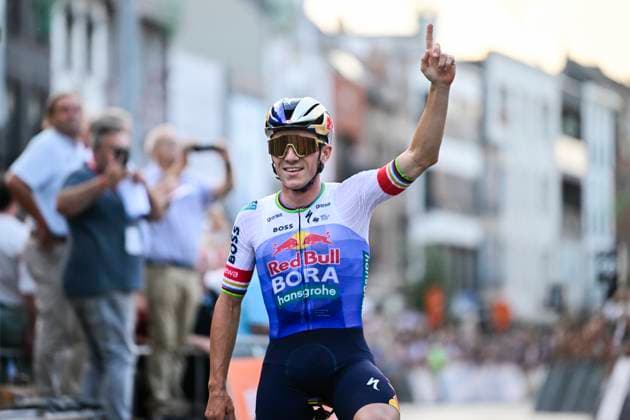Na-Tourcriterium Roeselare - 28 07 2026 ROESELARE, BELGIUM - JULY 28 : Evenepoel Remco (BEL) of Red Bull BORA Hansgrohe celebrating his victory during the post Tour de France criterium of Roeselare on July 28, 2026 in Roeselare, Belgium, 28 07 2026 Roeselare Belgium  Copyright: xJanxDexMeuleneirx