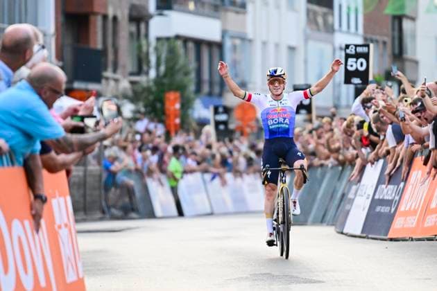 Na-Tourcriterium Roeselare - 28 07 2026 ROESELARE, BELGIUM - JULY 28 : Evenepoel Remco (BEL) of Red Bull BORA Hansgrohe celebrating his victory during the post Tour de France criterium of Roeselare on July 28, 2026 in Roeselare, Belgium, 28 07 2026 Roeselare Belgium  Copyright: xJanxDexMeuleneirx