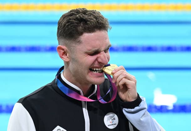 COM26 SWIMMING, Gold medalist Lewis Clareburt of New Zealand reacts following the Men s 400m Individual Medley Medal Ceremony during the Glasgow 2026 Commonwealth Games at the Tollcross International Swimming Centre in Glasgow, Scotland, Tuesday, July 28, 2026. ( NO ARCHIVING, EDITORIAL USE ONLY Glasgow Scotland United Kingdom  Copyright: xDEANxLEWINSx 20260729144470118805
