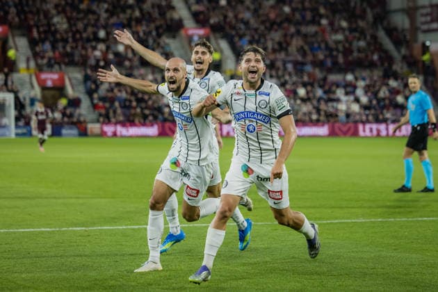 SOCCER - UEFA CL, Hearts vs Sturm EDINBURGH,SCOTLAND,28.JUL.26 - SOCCER - UEFA Champions League, qualification, Heart of Midlothian FC vs SK Sturm Graz. Image shows the rejoicing of Emran Soglo, Jon Gorenc Stankovic and Szymon Wlodarczyk (Sturm).  GEPAxpictures xMatthiasxTrinkl