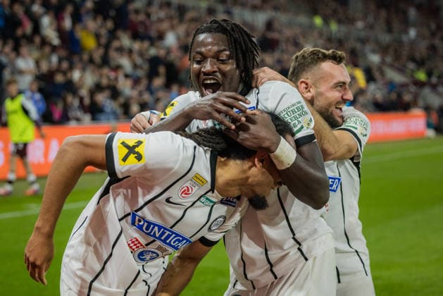 SOCCER - UEFA CL, Hearts vs Sturm EDINBURGH,SCOTLAND,28.JUL.26 - SOCCER - UEFA Champions League, qualification, Heart of Midlothian FC vs SK Sturm Graz. Image shows the rejoicing of Juergen Heil , Seedy Jatta and Emran Soglo (Sturm).  GEPAxpictures xMatthiasxTrinkl