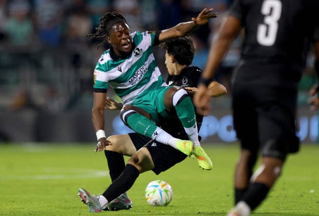 UEFA Champions League Second Qualifying Round Second Leg, Tallaght Stadium, Dublin 28 7 2026 Shamrock Rovers vs Ararat Armenia Shamrock Rovers Jonathan Afolabi and Mishel Ayvazyan of Ararat Armenia Jonathan Afolabi and Mishel Ayvazyan 28 7 2026  Copyright: xx RB2_9975