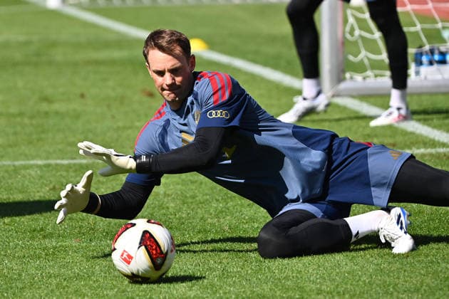 Manuel NEUER (Torwart Bayern Muenchen) pariert den Ball,Parade,Aktion,Einzelbild,angeschnittenes Einzelmotiv,Halbfigur,halbe Figur, Oeffentliches Training FC Bayern Muenchen im Trainingslager in Rottach Egern am 28.07.2026. Fussball 1. Bundesliga,Saison 2026 2027. *** Manuel NEUER, goalkeeper for Bayern Munich, saves the ball; save, action, still image, cropped single shot, half-length portrait, FC Bayern Munich public training session at the training camp in Rottach-Egern on July 28, 2026; soccer, Bundesliga 1, 2026–2027 season