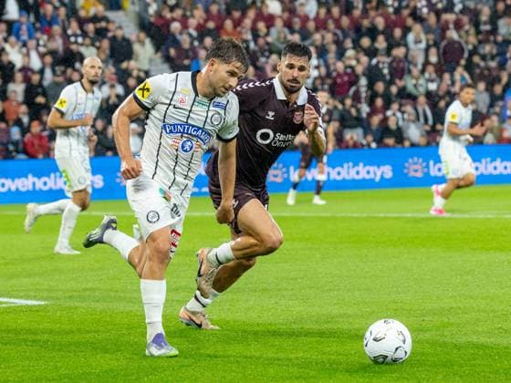 Simon Seidl, of SK Sturm Graz and Claudio Braga of Heart of Midlothian compete for possession of the ball during the Hearts v Sturm Graz second leg of their Champions League second qualifying round at Tynecastle Stadium on Tuesday 28th July 2026 Heart of Midlothian v Sturm Graz, UEFA Champions League, 2nd Qualifying Round, 2nd Leg, Football, Tynecastle Park, Edinburgh, Scotland, UK - 28 Jul 2026Edinburgh Tynecastle Park Scotland United Kingdom  Copyright: xAlanxRennie Shutterstockx 17015998dw