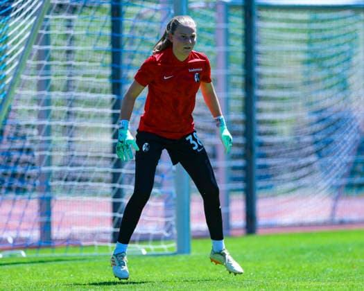 28.07.2026, SUI, Fussball, Frauen, Testspiel, Saison 2026 2027, FC Zürich vs. SC Freiburg Anna Reimann (38, SC Freiburg) beim Aufwärmen Foto: Urs Ottiger IMAGO Kerenzerberg Sportzentrum Kerenzerberg Zürich Switzerland *** July 28, 2026, SUI, Soccer, Women s, Friendly Match, 2026–2027 Season, FC Zurich vs. SC Freiburg, Anna Reimann 38, SC Freiburg warming up. Photo by Urs Ottiger, IMAGO, Kerenzerberg Sports Center, Kerenzerberg, Zurich, Switzerland