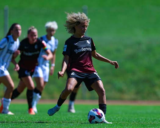28.07.2026, SUI, Fussball, Frauen, Testspiel, Saison 2026 2027, FC Zürich vs. SC Freiburg Amira Arfaoui (17, SC Freiburg) beim Verwandeln des Elfmeters Foto: Urs Ottiger IMAGO Kerenzerberg Sportzentrum Kerenzerberg Zürich Switzerland *** July 28, 2026, SUI, Soccer, Women s, Friendly, 2026–2027 Season, FC Zurich vs. SC Freiburg: Amira Arfaoui, 17, of SC Freiburg taking the penalty kick. Photo by Urs Ottiger, IMAGO. Kerenzerberg Sports Center, Kerenzerberg, Zurich, Switzerland