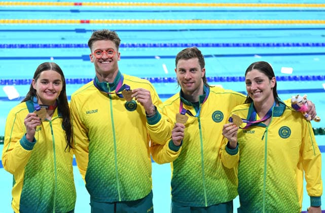 COM26 SWIMMING, Gold medalists Iona Alexandra Anderson, Sam Williamson, Matthew Temple and Meg Harris of Australia pose following the Mixed 4 x 100m Medley Relay Medal Ceremony during Glasgow 2026 Commonwealth Games at the Tollcross International Swimming Centre in Glasgow, Scotland, Tuesday, July 28, 2026. ( NO ARCHIVING, EDITORIAL USE ONLY Glasgow Scotland United Kingdom  Copyright: xDEANxLEWINSx 20260729131608617314