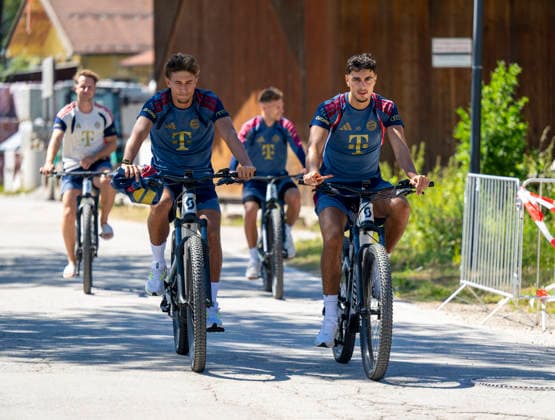 28.07.2026, Fussball Bundesliga 2026 2027, Trainingslager FC Bayern München in Rottach-Egern am Tegernsee (Bayern). Die Spieler fahren mit Fahrrädern zum Trainingsplatz, hier Tom Bischof (li, FC Bayern München) und Aleksandar Pavlovic (Bayern München) *** July 28, 2026, 2026–2027 Bundesliga, FC Bayern Munich training camp in Rottach Egern on Lake Tegernsee, Bavaria. The players ride bicycles to the training field; pictured here are Tom Bischof (left), FC Bayern Munich, and Aleksandar Pavlovic, Bayern Munich.