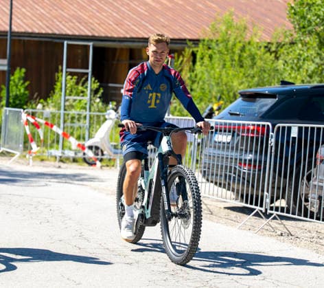 28.07.2026, Fussball Bundesliga 2026 2027, Trainingslager FC Bayern München in Rottach-Egern am Tegernsee (Bayern). Die Spieler fahren mit Fahrrädern zum Trainingsplatz, hier Joshua Kimmich (FC Bayern München) *** July 28, 2026, 2026–2027 Bundesliga, FC Bayern Munich training camp in Rottach-Egern on Lake Tegernsee, Bavaria. The players ride bicycles to the training field; pictured here is Joshua Kimmich of FC Bayern Munich.
