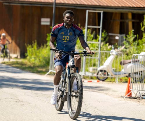 28.07.2026, Fussball Bundesliga 2026 2027, Trainingslager FC Bayern München in Rottach-Egern am Tegernsee (Bayern). Die Spieler fahren mit Fahrrädern zum Trainingsplatz, hier Alphonso Davies (FC Bayern München) *** July 28, 2026, 2026–2027 Bundesliga, FC Bayern Munich training camp in Rottach-Egern on Lake Tegernsee, Bavaria. The players ride bicycles to the training field; pictured here is Alphonso Davies of FC Bayern Munich.