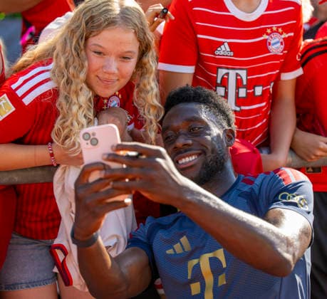 28.07.2026, Fussball Bundesliga 2026 2027, Trainingslager FC Bayern München in Rottach-Egern am Tegernsee (Bayern). Nach dem Training steht Alphonso Davies (FC Bayern München) noch für die Fans für Autogramme und Selfies zur Verfügung. *** July 28, 2026, 2026–2027 Bundesliga, FC Bayern Munich training camp in Rottach-Egern on Lake Tegernsee, Bavaria. After practice, Alphonso Davies of FC Bayern Munich is still available to fans for autographs and selfies.