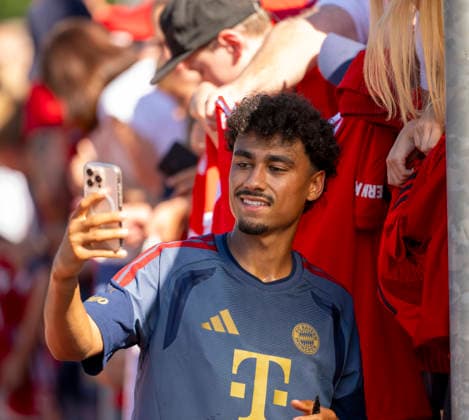 28.07.2026, Fussball Bundesliga 2026 2027, Trainingslager FC Bayern München in Rottach-Egern am Tegernsee (Bayern). Nach dem Training steht Neuzugang Nathaniel Brown (Bayern München) noch für die Fans für Autogramme und Selfies zur Verfügung. *** July 28, 2026, 2026–2027 Bundesliga, FC Bayern Munich training camp in Rottach-Egern on Lake Tegernsee, Bavaria. After practice, new signing Nathaniel Brown of FC Bayern Munich is still available to fans for autographs and selfies.