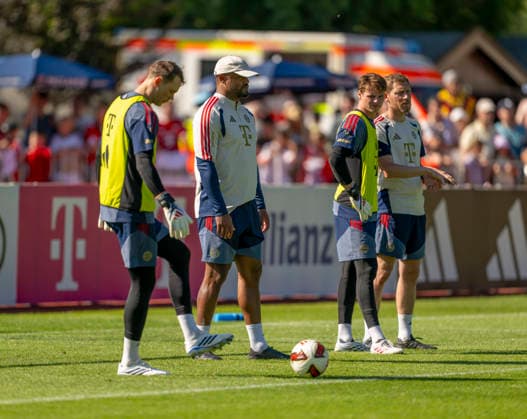 28.07.2026, Fussball Bundesliga 2026 2027, Trainingslager FC Bayern München in Rottach-Egern am Tegernsee (Bayern). v.li: Torwart Manuel Neuer (FC Bayern München), Trainer Vincent Kompany (FC Bayern München), Torwart Jonas Urbig (FC Bayern München). *** July 28, 2026, 2026–2027 Bundesliga, FC Bayern Munich training camp in Rottach Egern on Lake Tegernsee, Bavaria (from left): Goalkeeper Manuel Neuer (FC Bayern Munich), Coach Vincent Kompany (FC Bayern Munich), Goalkeeper Jonas Urbig (FC Bayern Munich)