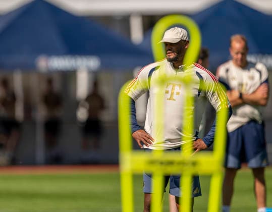 28.07.2026, Fussball Bundesliga 2026 2027, Trainingslager FC Bayern München in Rottach-Egern am Tegernsee (Bayern). Trainer Vincent Kompany (FC Bayern München) nachdenklich *** July 28, 2026, 2026–2027 Bundesliga, FC Bayern Munich training camp in Rottach-Egern on Lake Tegernsee, Bayern coach Vincent Kompany, FC Bayern Munich looking pensive