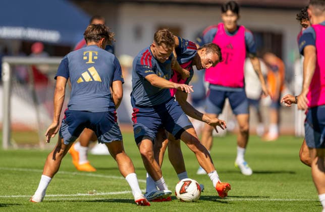 28.07.2026, Fussball Bundesliga 2026 2027, Trainingslager FC Bayern München in Rottach-Egern am Tegernsee (Bayern). Joshua Kimmich (FC Bayern München) gegen Joao Palhinha (re, FC Bayern München) *** July 28, 2026, 2026–2027 Bundesliga, FC Bayern Munich training camp in Rottach-Egern on Lake Tegernsee, Bavaria, Joshua Kimmich, FC Bayern Munich vs. Joao Palhinha, FC Bayern Munich