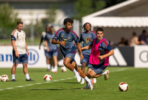 28.07.2026, Fussball Bundesliga 2026 2027, Trainingslager FC Bayern München in Rottach-Egern am Tegernsee (Bayern). mitte: Nathaniel Brown (Bayern München) in Aktion. *** July 28, 2026, 2026–2027 Bundesliga, FC Bayern Munich training camp in Rottach-Egern on Lake Tegernsee, Central Bavaria, Nathaniel Brown, Bayern Munich in action