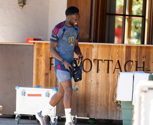 28.07.2026, Fussball Bundesliga 2026 2027, Trainingslager FC Bayern München in Rottach-Egern am Tegernsee (Bayern). Alphonso Davies (FC Bayern München) lachend *** July 28, 2026, 2026–2027 Bundesliga, FC Bayern Munich training camp in Rottach-Egern on Lake Tegernsee, Bavaria; Alphonso Davies of FC Bayern Munich smiling