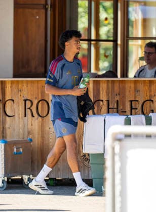 28.07.2026, Fussball Bundesliga 2026 2027, Trainingslager FC Bayern München in Rottach-Egern am Tegernsee (Bayern). Nathaniel Brown (Bayern München) kommt an *** July 28, 2026, 2026–2027 Bundesliga, FC Bayern Munich training camp in Rottach Egern on Lake Tegernsee, Bavaria; Nathaniel Brown arrives at Bayern Munich
