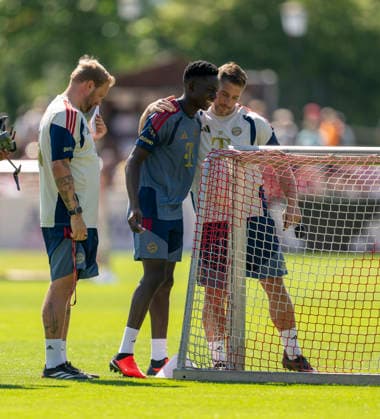 28.07.2026, Fussball Bundesliga 2026 2027, Trainingslager FC Bayern München in Rottach-Egern am Tegernsee (Bayern). Neuzugang Bara Sapoko Ndiaye (2.v.re, FC Bayern München) *** July 28, 2026, 2026–2027 Bundesliga, FC Bayern Munich training camp in Rottach Egern on Lake Tegernsee, Bavaria; new signing Bara Sapoko Ndiaye, second from the right, FC Bayern Munich