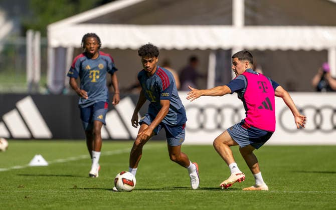 28.07.2026, Fussball Bundesliga 2026 2027, Trainingslager FC Bayern München in Rottach-Egern am Tegernsee (Bayern). mitte: Nathaniel Brown (Bayern München) in Aktion. *** July 28, 2026, 2026–2027 Bundesliga, FC Bayern Munich training camp in Rottach Egern on Lake Tegernsee, Central Bavaria, Nathaniel Brown, Bayern Munich in action