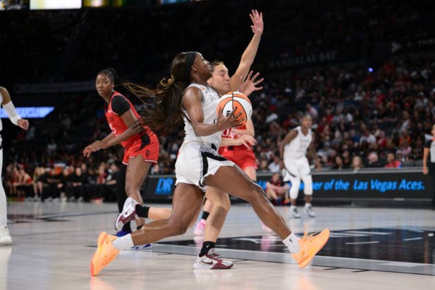 Basketball, Frauen, WNBA, Las Vegas Aces - Portland Fire July 28, 2026, Las Vegas, Nevada, USA: YOUNG 0 driving the ball during WNBA, Basketball Damen, USA Regular Season at the Michelob Ultra Arena in Las Vegas. WNBA 2026: Las Vegas Aces Leading Over Porland Fire 53-37 In The Half Time  - ZUMAo117 20260728_zsp_o117_006 Copyright: xMikaelxOnax
