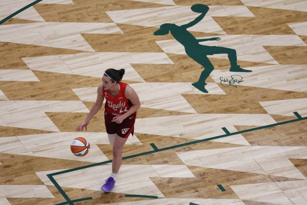 July 28, 2026, Seattle, Washington, USA: Indiana Fever guard CAITLIN CLARK (22) controls the ball in the first quarter of the WNBA, Basketball Damen, USA match between the Seattle Storm and Indiana Fever at Climate Pledge Arena in Seattle. Seattle USA - ZUMAd218 20260728_zsp_d218_017 Copyright: xRichardxDizonx