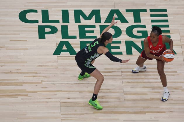 July 28, 2026, Seattle, Washington, USA: Indiana Fever guard KELSEY MITCHELL (0) controls the ball while defended by Seattle Storm guard JADE MELBOURNE (5) in the first quarter of the WNBA, Basketball Damen, USA match between the Seattle Storm and Indiana Fever at Climate Pledge Arena in Seattle. WNBA 2026: Indiana 105:95 Seattle  - ZUMAd218 20260728_zsp_d218_014 Copyright: xRichardxDizonx