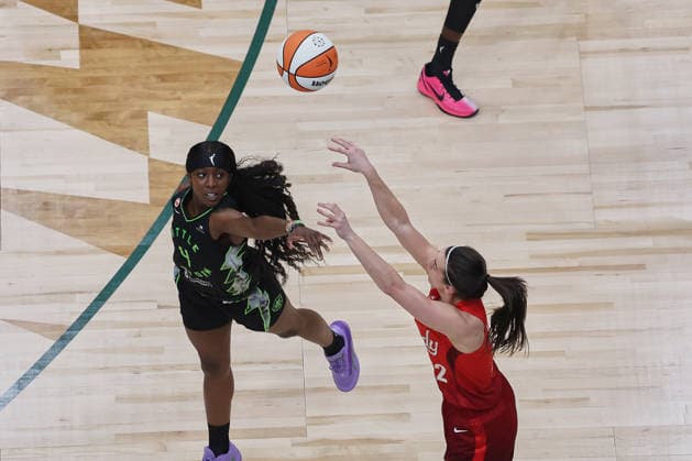 July 28, 2026, Seattle, Washington, USA: Indiana Fever guard CAITLIN CLARK (22) attempts a three-pointer while defended by Seattle Storm guard FLAUJAE JOHNSON (4) in the first quarter of the WNBA, Basketball Damen, USA match between the Seattle Storm and Indiana Fever at Climate Pledge Arena in Seattle. WNBA 2026: Indiana 105:95 Seattle  - ZUMAd218 20260728_zsp_d218_016 Copyright: xRichardxDizonx