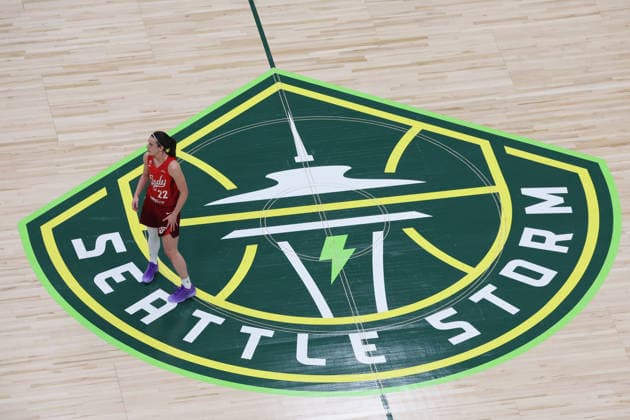July 28, 2026, Seattle, Washington, USA: Indiana Fever guard CAITLIN CLARK (22) stands on the court in the first quarter of the WNBA, Basketball Damen, USA match between the Seattle Storm and Indiana Fever at Climate Pledge Arena in Seattle. Seattle USA - ZUMAd218 20260728_zsp_d218_020 Copyright: xRichardxDizonx