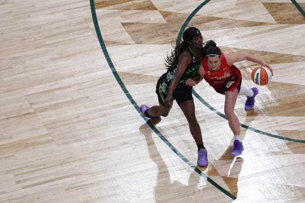 July 28, 2026, Seattle, Washington, USA: Indiana Fever guard CAITLIN CLARK (22) controls the ball while defended by Seattle Storm guard FLAU JAE JOHNSON (4) in the first quarter of the WNBA, Basketball Damen, USA match between the Seattle Storm and Indiana Fever at Climate Pledge Arena in Seattle. WNBA 2026: Indiana 105:95 Seattle  - ZUMAd218 20260728_zsp_d218_018 Copyright: xRichardxDizonx