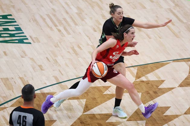 July 28, 2026, Seattle, Washington, USA: Indiana Fever guard CAITLIN CLARK (22) drives to the rim in the first quarter of the WNBA, Basketball Damen, USA match between the Seattle Storm and Indiana Fever at Climate Pledge Arena in Seattle. Seattle USA - ZUMAd218 20260728_zsp_d218_024 Copyright: xRichardxDizonx